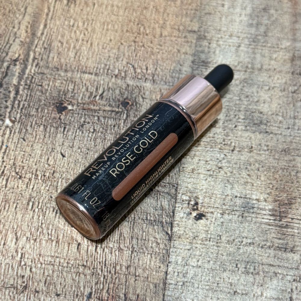 💜 Makeup Revolution Liquid Highlighter Rose Gold New.
Sealed unused